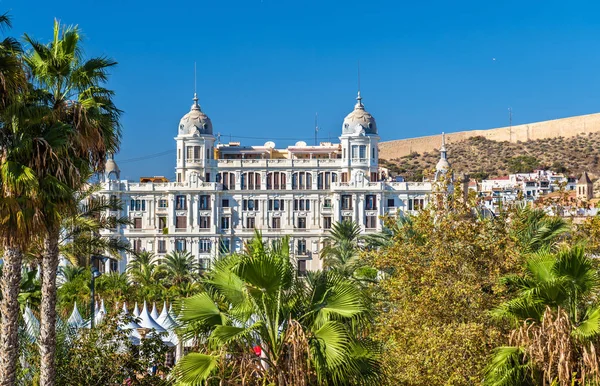 Edificio Carbonell, Alicante, İspanya'da tarihi bir bina. 1918 yılında inşa — Stok fotoğraf