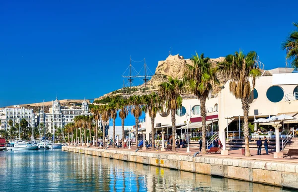 Strandpromenaden i småbåtshamnen i Alicante, Spanien — Stockfoto