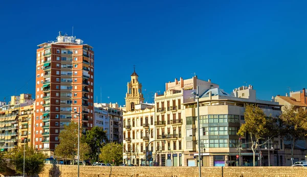 Buildings at the ancient riverside in Valencia, Spain — Stock Photo, Image