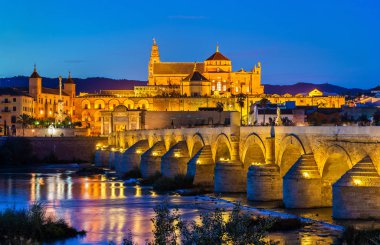 Roma köprüden Guadalquivir Nehri ve Camii-katedral Cordoba, İspanya