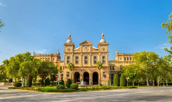 Главное здание Plaza de Espana, архитектурный комплекс в Севилле, Испания — стоковое фото