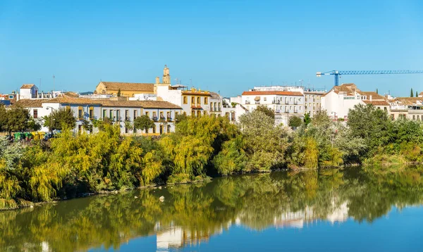 Город Кордова над рекой Гвадалквивир в Испании — стоковое фото