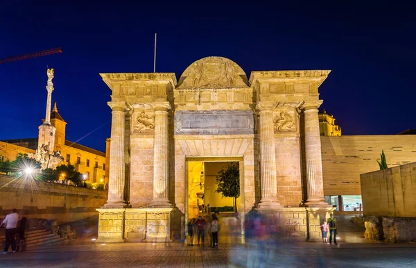 Puerta del Puente, een renaissance poort in Cordoba, Spanje — Stockfoto