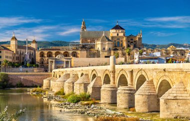 Roma köprüden Guadalquivir Nehri ve Camii-katedral Cordoba, İspanya