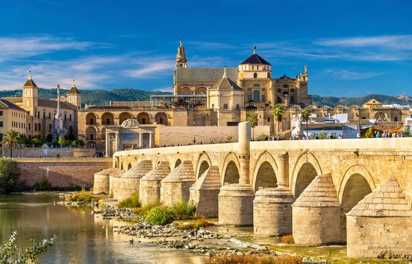 Ρωμαϊκή γέφυρα πέρα από τον ποταμό Γουαδαλκιβίρ και Τζαμί-καθεδρικό ναό στην Κόρδοβα, Ισπανία — Φωτογραφία Αρχείου