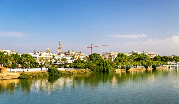 Guadalquivir rivier Dijk in Sevilla, Spanje — Stockfoto