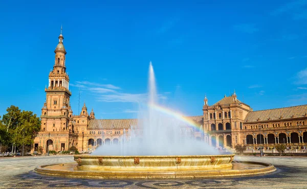 Arco-íris em uma fonte na Plaza de Espana - Sevilha, Espanha — Fotografia de Stock