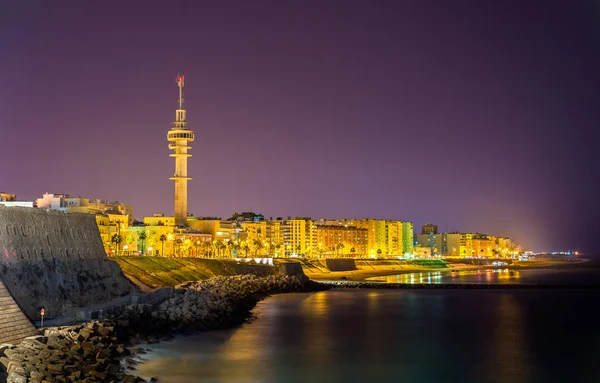Vista nocturna de Cádiz con Torre Tavira II - España — Foto de Stock