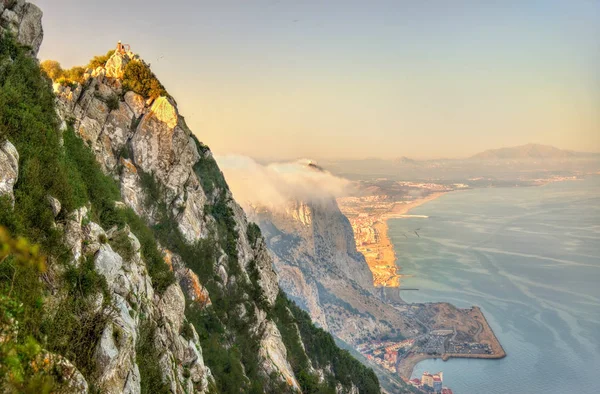 Roccia di Gibilterra nella nebbia. Un territorio britannico d'oltremare — Foto Stock