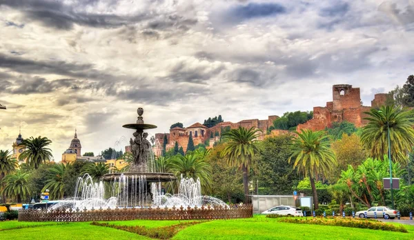 Tres gracias brunnen und alcazaba burg in malaga - adalusien, spanien — Stockfoto