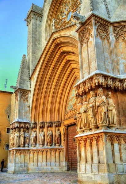 Apostel im Hauptportal der Kathedrale von Tarragona - Katalonien, Spanien — Stockfoto