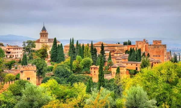 Panorama do Alhambra, um complexo de palácio e fortaleza em Granada, Espanha — Fotografia de Stock