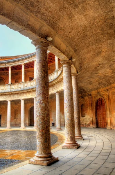 Atrium s sloupců na palác Karla v., pevnost Alhambra v Granadě, Španělsko — Stock fotografie