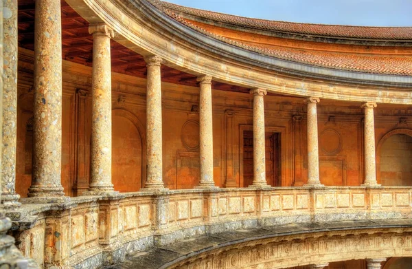 Atrium s sloupců na palác Karla v., pevnost Alhambra v Granadě, Španělsko — Stock fotografie
