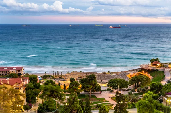 Vista del mar Mediterráneo y el Anfiteatro Romano en Tarragona, España — Foto de Stock