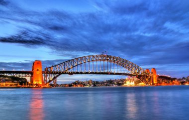 Günbatımında Sydney liman köprüsü