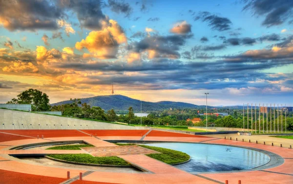 Elmélkedés tó Parliament House in Canberra, Ausztrália — Stock Fotó