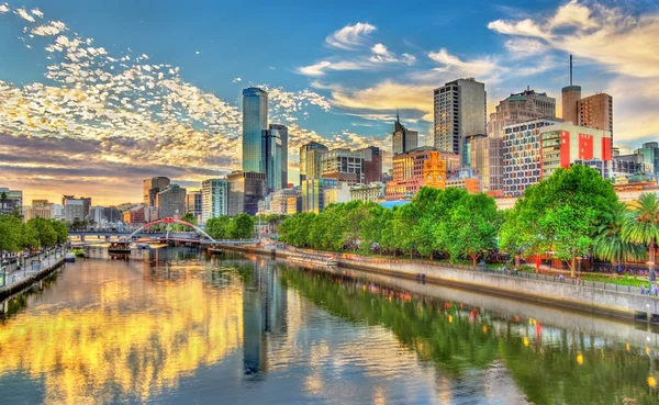 Coucher de soleil sur la rivière Yarra à Melbourne, Australie — Photo