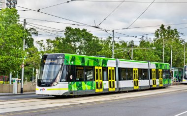 Bombardier E sınıfı tramvay Parlamentosu istasyonu Melbourne, Avustralya