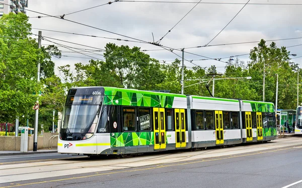 Bombardier E-Klasse Straßenbahn am Parliament Station in Melbourne, Australien — Stockfoto