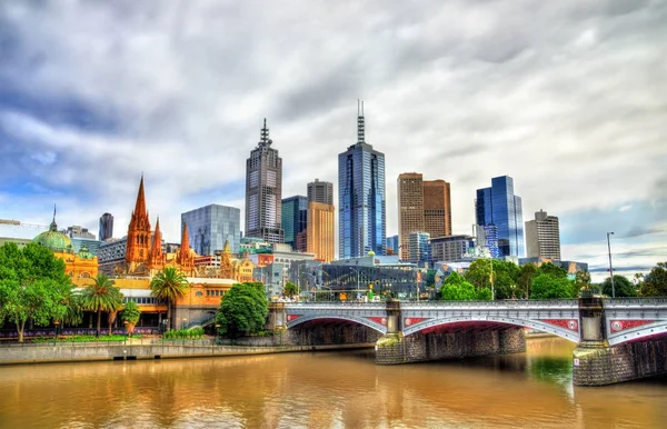 Skyline de Melbourne a lo largo del río Yarra y el puente Princes - Australia —  Fotos de Stock