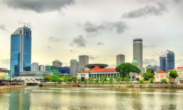 川に架かるシンガポール中央政府地区 — ストック写真