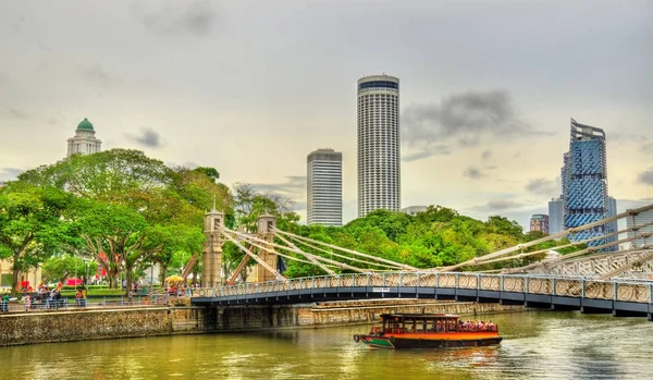 Cavenagh Bridge över floden Singapore — Stockfoto
