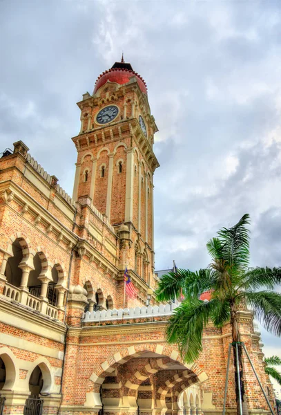 Здание султана Абдул-Самада в Куала-Лумпуре. Построенный в 1897 году, в настоящее время в нём располагаются офисы Министерства информации. Малайзия — стоковое фото