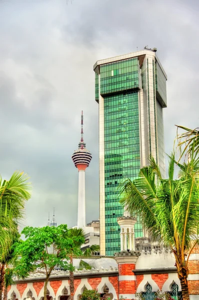 Architecture moderne avec la tour de télévision à Kuala Lumpur, Malaisie — Photo
