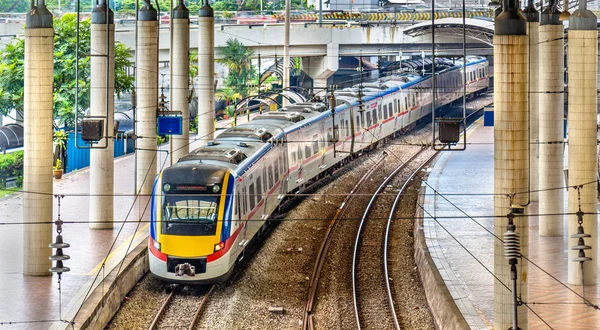 Train de banlieue à la gare de Kuala Lumpur, Malaisie — Photo