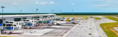 Uçaklar Kuala Lumpur Uluslararası Havaalanı terminalinde. KLIA Malezya en büyük ve en işlek Havaalanı olduğunu.