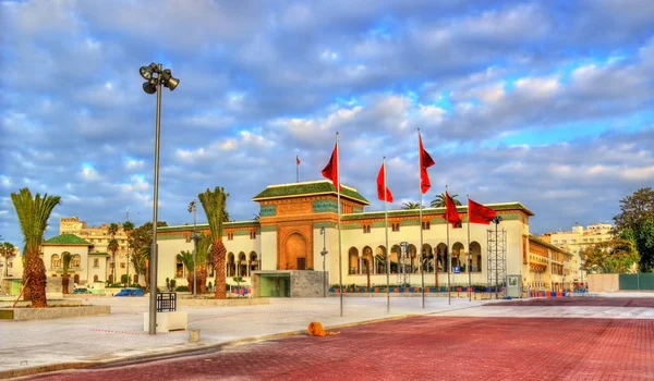 Дворец правосудия на площади Мухаммеда V в Касабланке, Марокко — стоковое фото