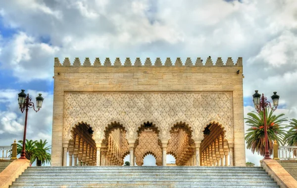 Mausoleum of Mohammed V, a historical building in Rabat, Morocco. It contains the tombs of the Moroccan king and his two sons, late King Hassan II and Prince Abdallah — Stock Photo, Image