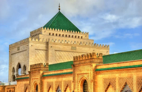 Mauzoleum Mohammeda V, zabytkowym budynku w mieście Rabat, Maroko. Zawiera on groby marokańskiego króla i jego dwóch synów, późno króla Hassana Ii i księcia Abdallah — Zdjęcie stockowe