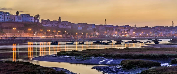 Coucher de soleil sur Rabat et la rivière Bou Regreg, Maroc — Photo