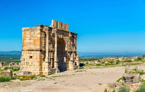 Caracalla-Triumphbogen bei volubilis, Unesco-Weltkulturerbe in Marokko — Stockfoto