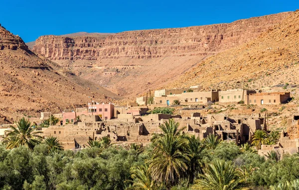 Un pueblo con casas tradicionales de kasbah en el valle de Ziz, Marruecos — Foto de Stock