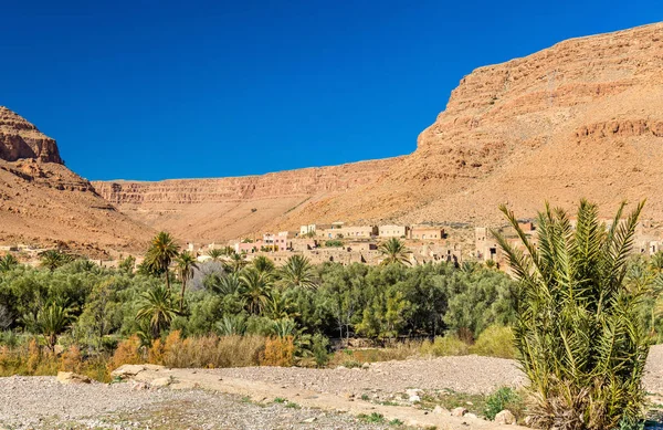 Un pueblo con casas tradicionales de kasbah en el valle de Ziz, Marruecos — Foto de Stock