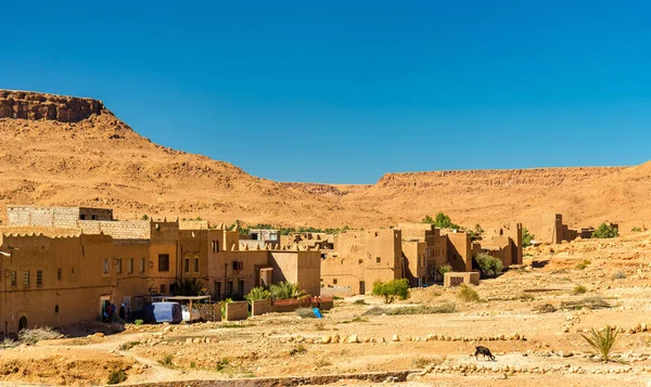 Uma aldeia com casas tradicionais de kasbah em Ziz Valley, Marrocos — Fotografia de Stock
