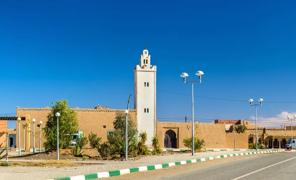 Mesquita em Merzouga, uma aldeia no deserto do Saara. Marrocos — Fotografia de Stock