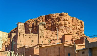 Bou Tharar Köyü geleneksel evlerde. Fas, güller Vadisi