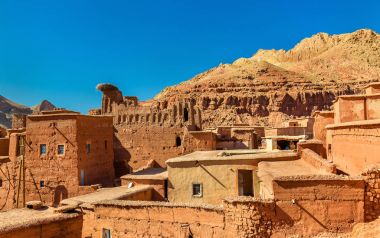 Bou Tharar Köyü geleneksel evlerde. Fas, güller Vadisi