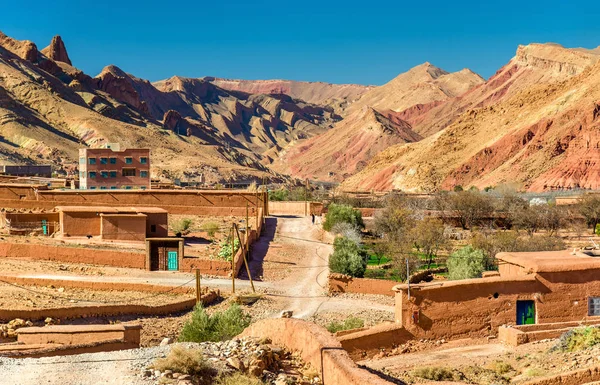 Blick auf das Dorf Bou Tharar. Marokko, das Tal der Rosen — Stockfoto