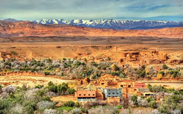 Montañas nevadas del Alto Atlas sobre la ciudad de Kalaat MGouna en Marruecos — Foto de Stock