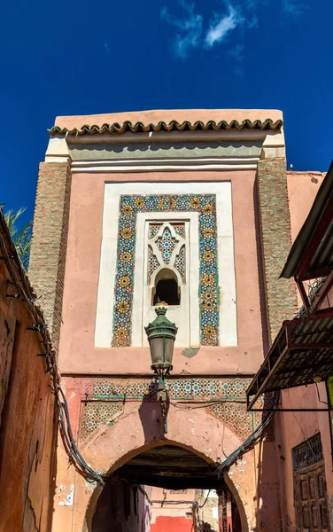 Puerta en Medina de Marrakech, patrimonio de la UNESCO en Marruecos —  Fotos de Stock