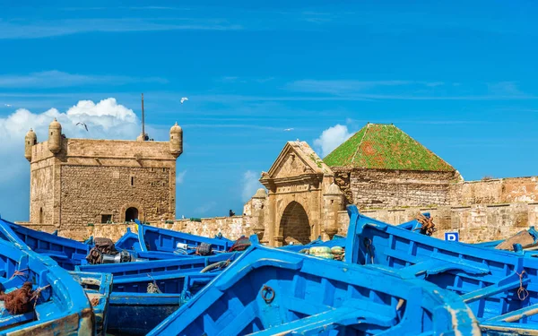 Bateaux de pêche bleus dans le port d'Essaouira, Maroc — Photo