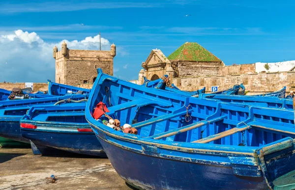 Bateaux de pêche bleus dans le port d'Essaouira, Maroc — Photo