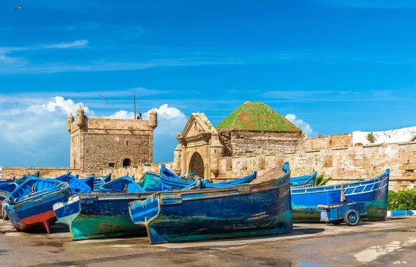 Blauwe vissersboten in de haven van Essaouira, Marokko — Stockfoto