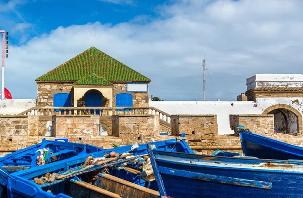 Błękitne łodzie rybackie w porcie Essaouira, Maroko — Zdjęcie stockowe