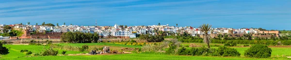 Panorama de Azemmour na margem do rio Oum Er-Rbia em Marrocos — Fotografia de Stock